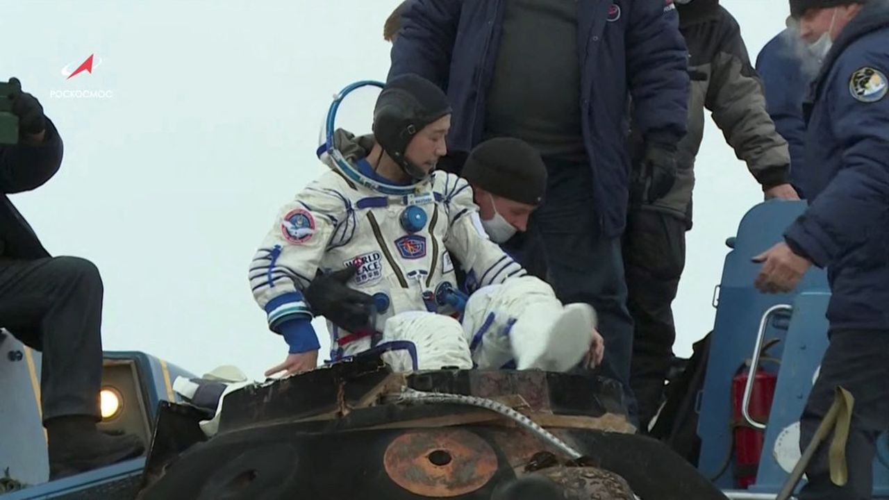 « L'équipage se sent bien », a déclaré un commentateur de NASA TV, traduisant les commentaires du contrôle de la mission russe.