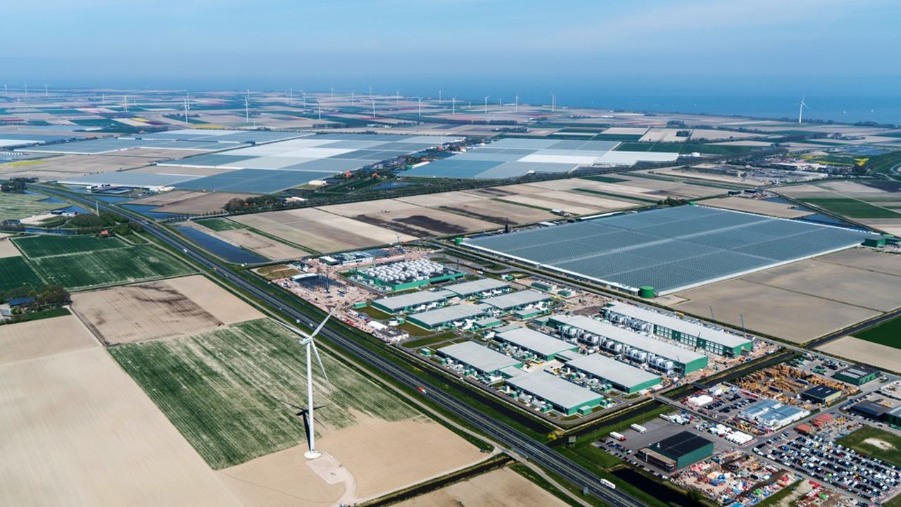 Déjà grands adeptes des énergies renouvelables, comme ici Microsoft pour son centre de données de Middenmeer au Pays-Bas, les champions du cloud visent des réseaux de centres de données complètement neutres en carbone d'ici quelques années.