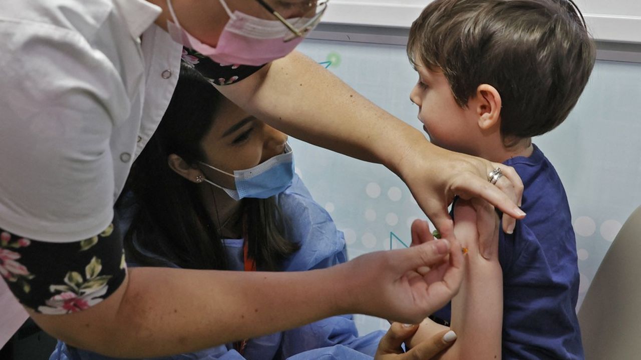 La vaccination des enfants à risque a débuté en France mercredi. En Israël (photo), elle est déjà accessible à tous les enfants depuis novembre.