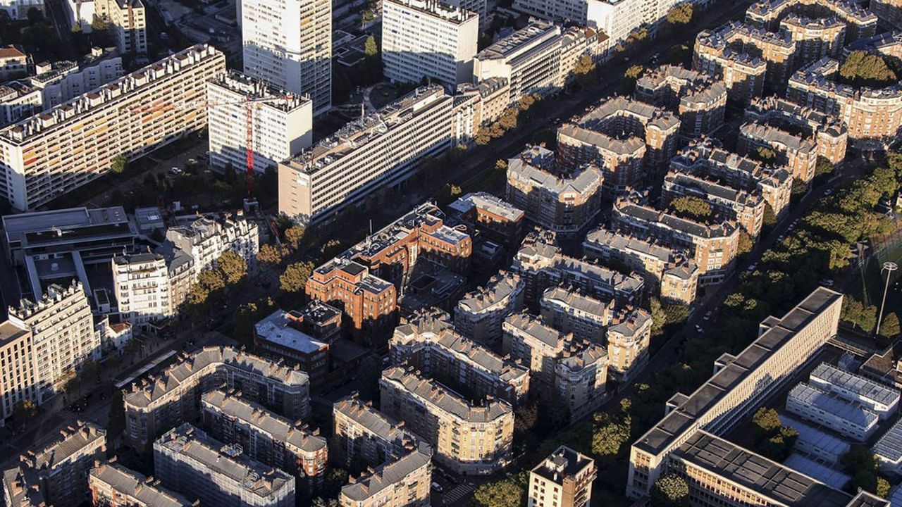16 % des Parisiens vivent dans l'un des quartiers politiques de la ville, généralement situés aux portes de la capitale.