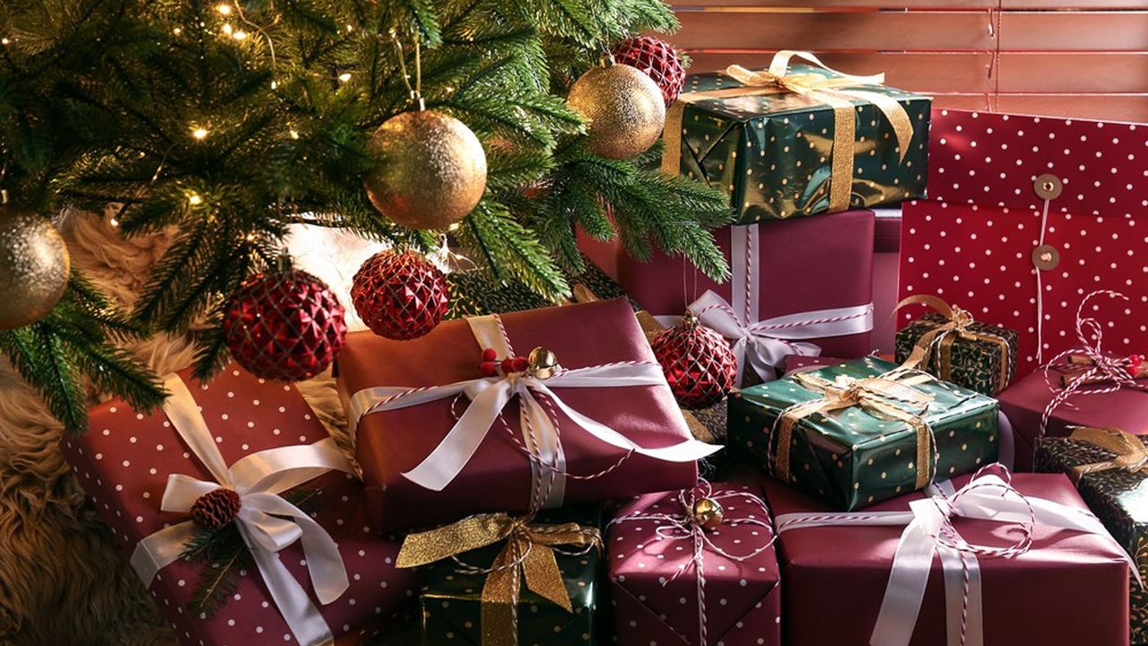 Pour les donateurs, les cadeaux de Noël n'ont pas de répercussion fiscale, successorale ni même déclarative à condition qu'ils ne soient pas disproportionnés au regard de leur situation patrimoniale.