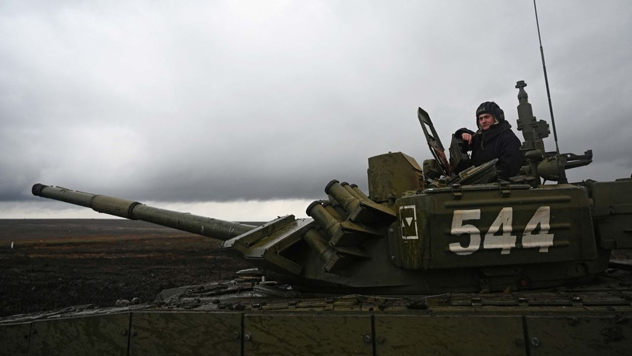 Un soldat russe manoeuvre un char T-72B3 dans la région de Rostov dans le cadre du déploiement d'ampleur décidé par le Kremlin autour de l'Ukraine.