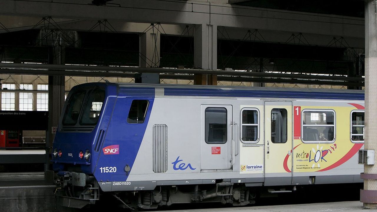 Un train express régional (TER) de Lorraine en gare de Metz. L'ancienne Alsace-Lorraine compte 45.000 travailleurs frontaliers allant travailler en Allemagne limitrophe.