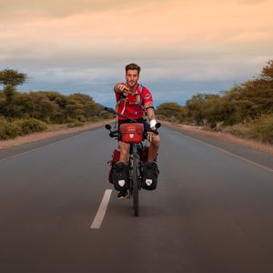 Jean-Baptiste Arnu pendant son voyage, ici en Tanzanie.