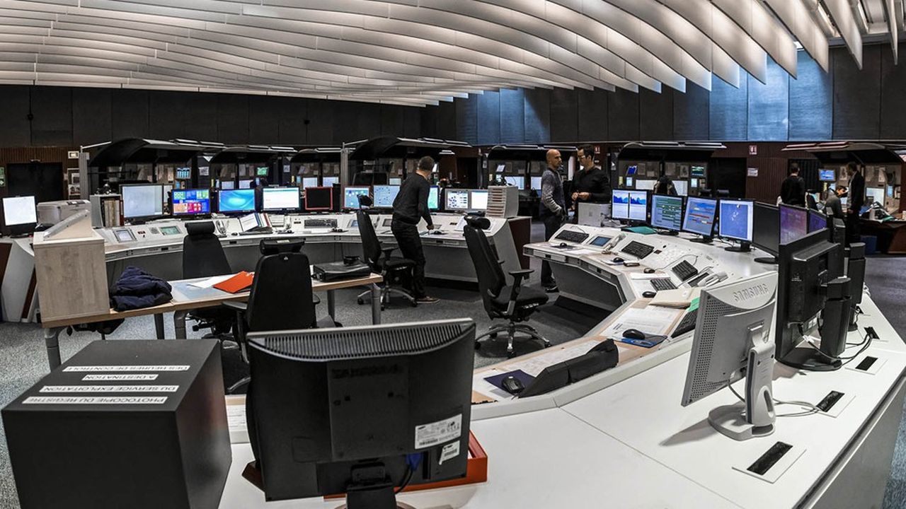 La salle du centre de contrôle en route Sud-Ouest, à Bordeaux-Mérignac, est l'une des premières en France à tester la navigation en cheminement libre (free route).