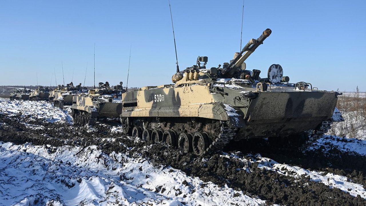 Des véhicules de combat d'infanterie BMP-3 lors d'exercices de combat tactique dans la région de Rostov, en Russie, le 22 décembre 2021.