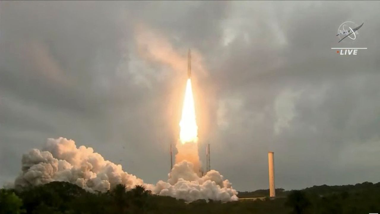 La fusée Ariane 5 transportant le télescope James Webb a décollé avec succès de Kourou, en Guyane.