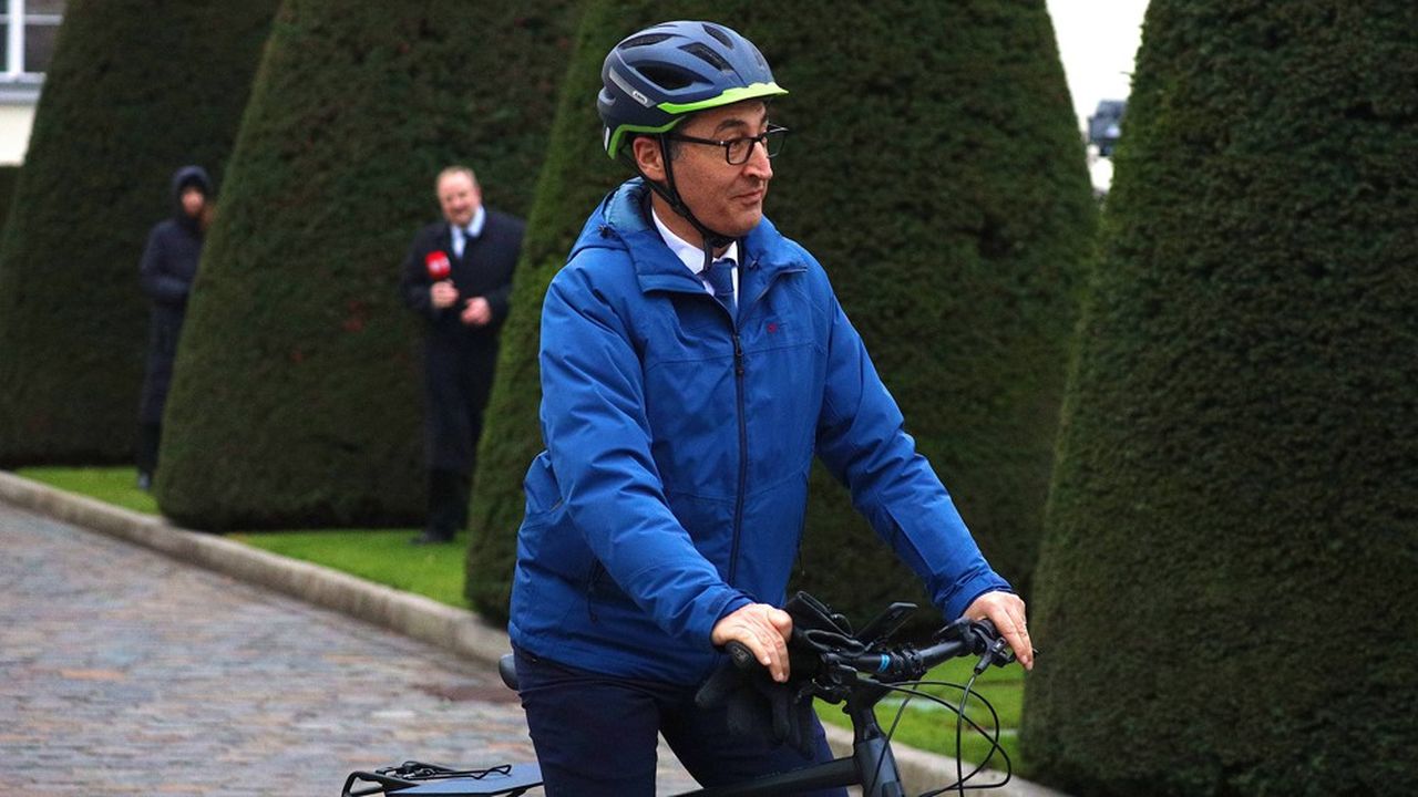 Le nouveau ministre allemand de l'Agriculture, le Vert Cem Özdemir, est arrivé à vélo au palais présidentiel pour son investiture.