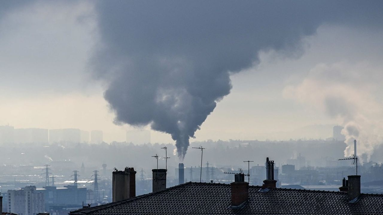 En France, la pollution de l'air a entraîné 40.000 morts prématurées par an entre 2016 et 2019, selon Santé publique France.