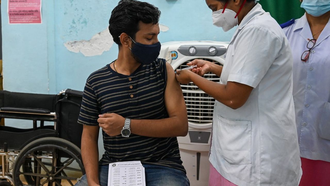 Un étudiant est vacciné dans un centre de l'hôpital Rajawadi à Mumbai.