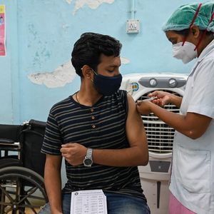Un étudiant est vacciné dans un centre de l'hôpital Rajawadi à Mumbai.