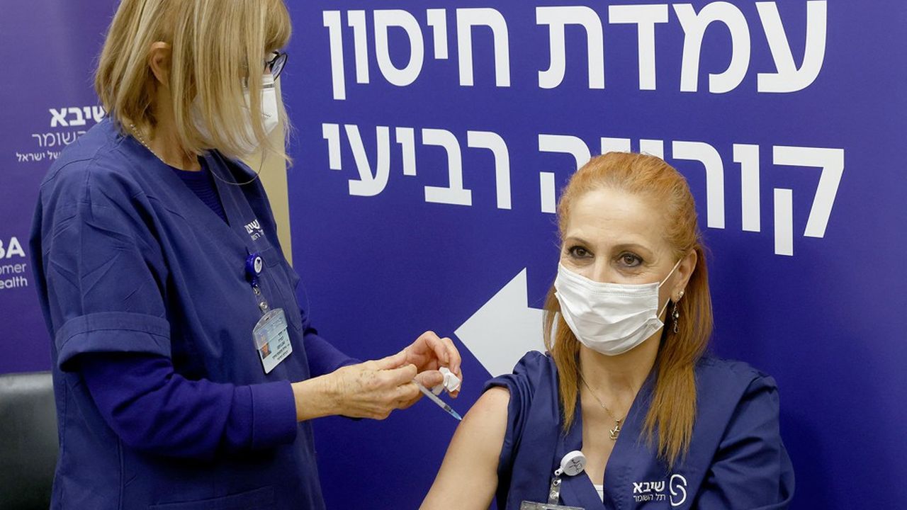 Une infirmière israélienne, volontaire pour une nouvelle injection, a reçu une quatrième dose du vaccin Pfizer-BioNTech au Sheba Medical Center de Ramat, près de Tel Aviv, le 27 décembre. 