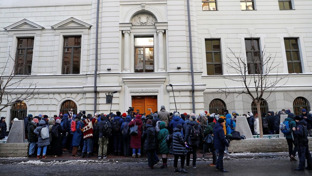 Plusieurs dizaines de personnes s'étaient rassemblées devant le tribunal pour exprimer leur soutien à cette organisation emblématique en Russie.