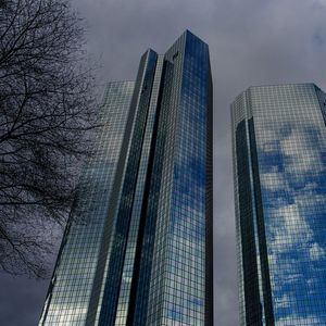 Les gendarmes financiers allemand et américain ne relâchent pas la pression sur Deutsche Bank.