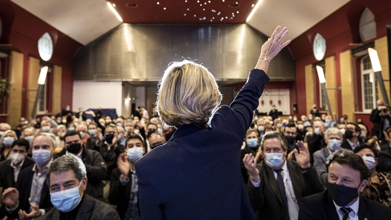Quelques jours après son investiture, Valérie Pécresse (LR) avait annulé, en raison de la reprise épidémique, une grande réunion publique à la Porte de Versailles au profit d'un rassemblement plus modeste, réunissant uniquement les cadres des Républicains à La Mutualité, à Paris.