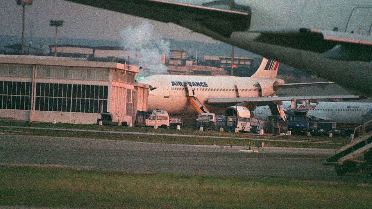 A l'origine de la prise d'otages d'Air France de décembre 1994 : une série de complicités sur l'aéroport d'Alger. L'avion a effectué un vol jusqu'à Marseille, avant d'être libéré par le GIGN et le Raid.