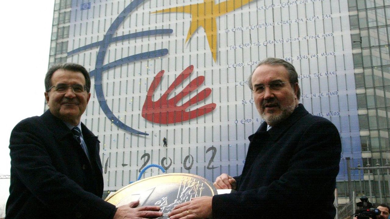 Le président de la Commission européenne à l'époque, Romano Prodi, et le commissaire européen aux affaires monétaires, Pedro Solbes le 31 décembre 2001 à Bruxelles, quelques heures avant la sortie officielle des pièces et des billets en euro.