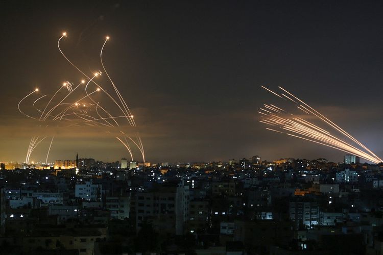 Le système de défense israélien intercepte des roquettes tirées par le Hamas depuis Gaza, le 14 mai.