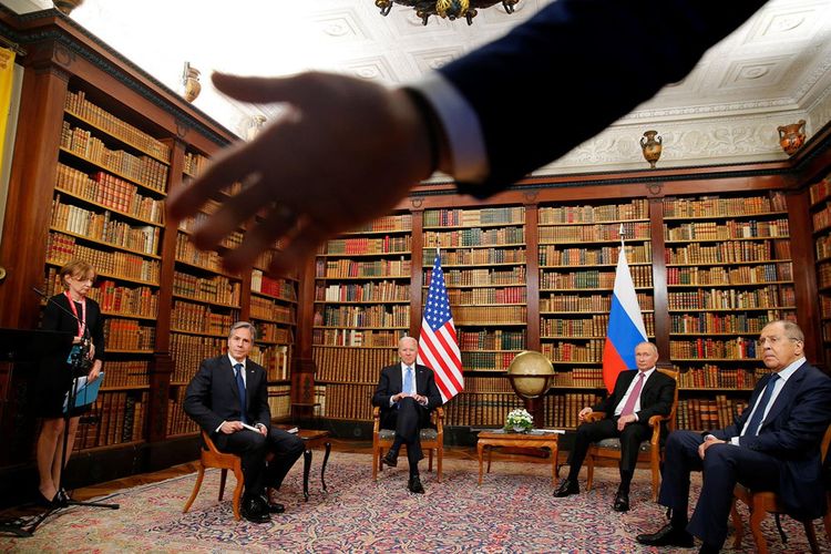 Secondés par les chefs de leur diplomatie, Antony Blinken et Sergueï Lavrov, les présidents américain et russe se sont entretenus en tête à tête dans la Villa La Grange à Genève, le 16 juin.