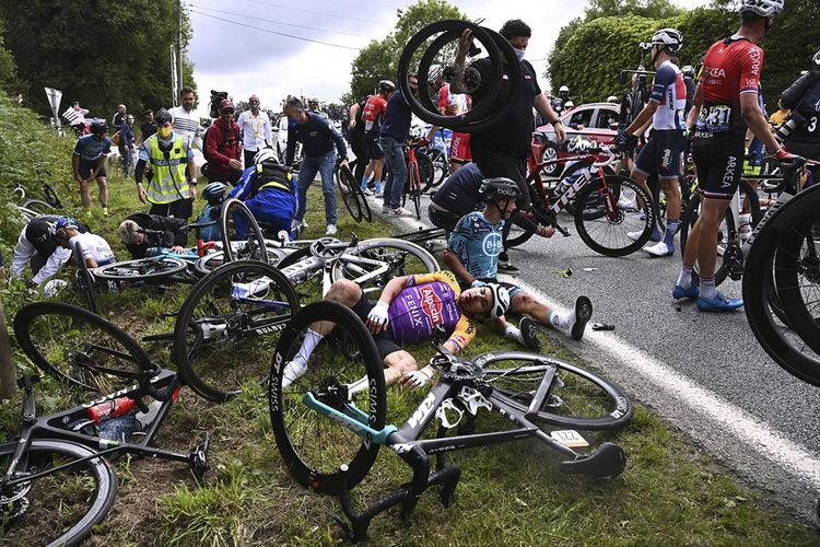 Les cyclistes après la chute collective, lors de la première étape du Tour de France, le 26 juin.