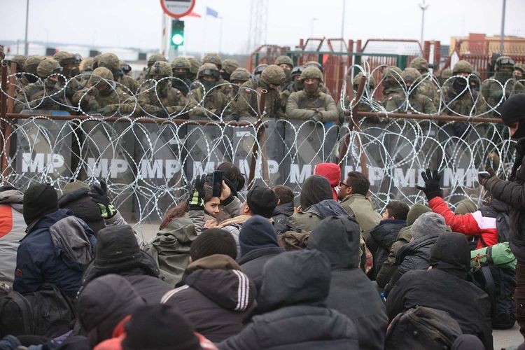 Des migrants à la frontière de la Biélorussie et de la Pologne, le 15 novembre.