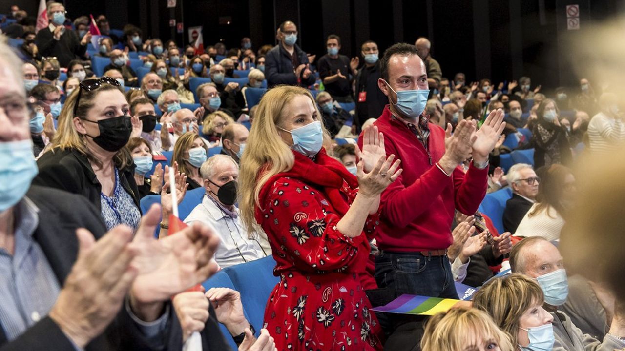Des militants masqués applaudissent Anne Hidalgo lors de son meeting du 12 décembre à Perpignan.