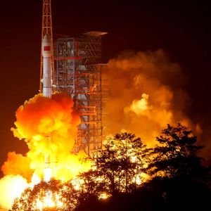  Dans le secteur spatial, la Chine, qui a lancé en avril le premier module de sa station spatiale et son premier rover martien, a tiré davantage de fusées que les Etats-Unis l'an dernier.