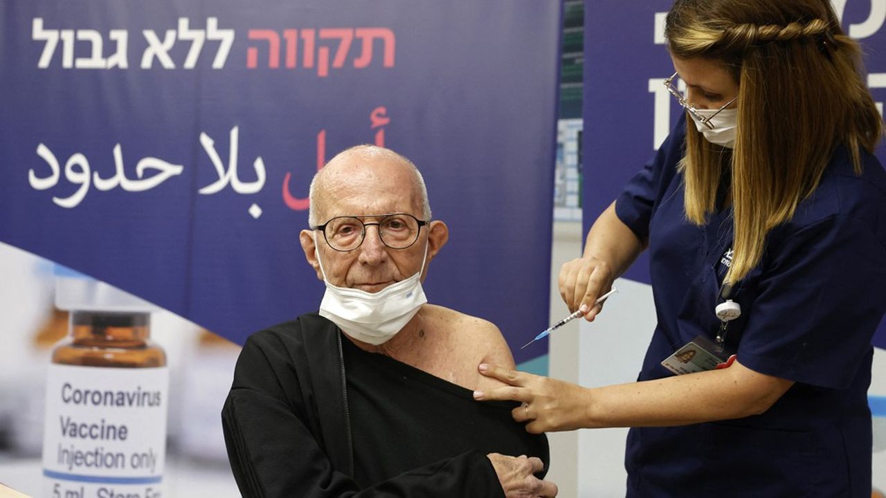 Un homme reçoit sa quatrième dose du vaccin Pfizer-BioNTech au Sheba Medical Center à Ramat Gan, près de Tel Aviv, le 31 décembre.