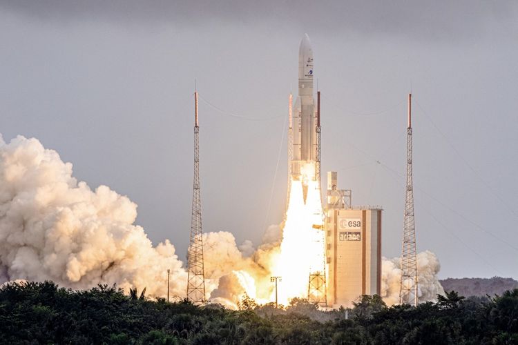 La fusée Ariane 5 a lancé le télescope spatial James-Webb de la Nasa qui permettra de voir des astres morts depuis des milliards d'années depuis la Guyane le jour de Noël.