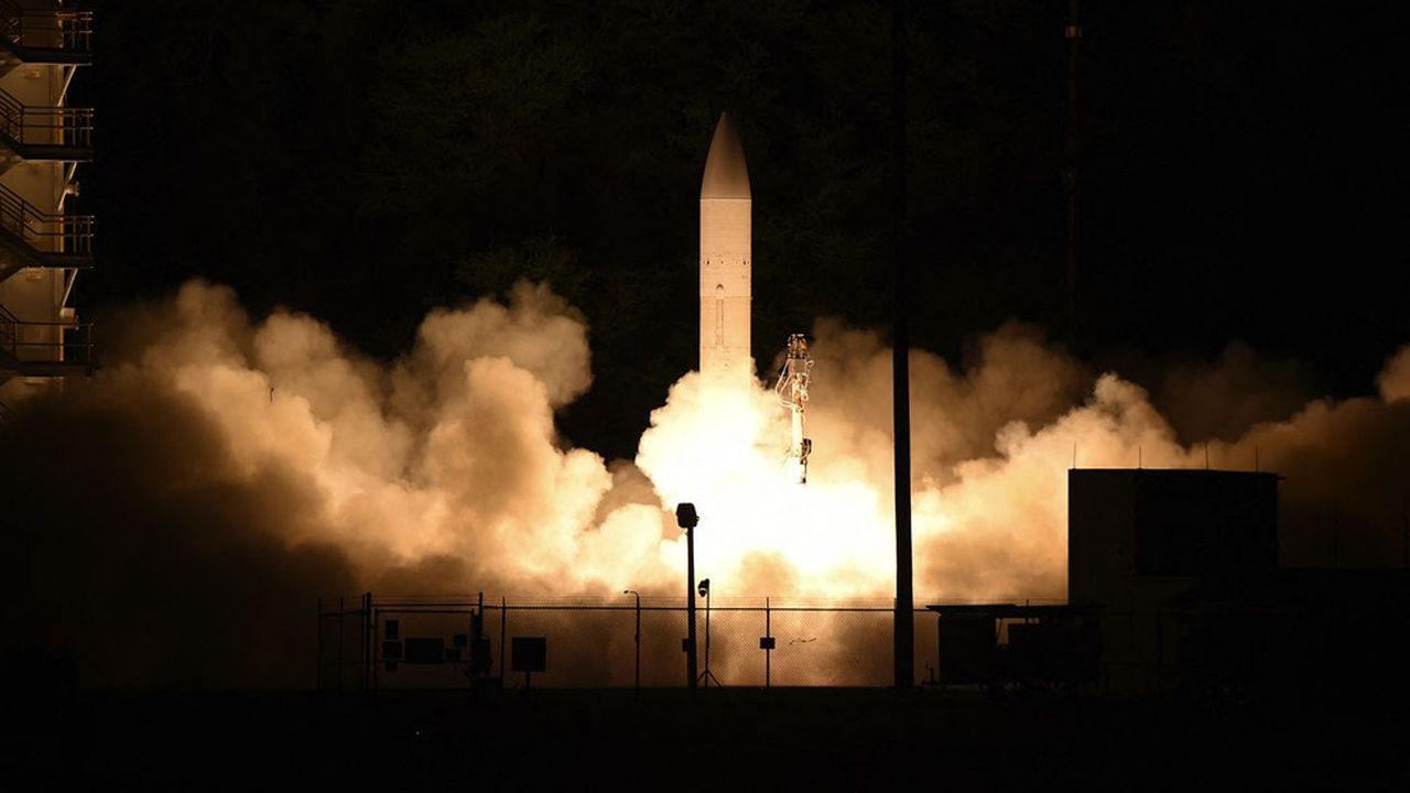 Le 19 mars 2020, les Etats-Unis ont diffusé cette image d'un tir de missile depuis le pas de tir du Pacific à Kauai (Hawaï), en déclarant avoir réussi un test d'un prototype de missile hypersonique qui aurait volé à mach 5 avant d'atteindre sa cible.