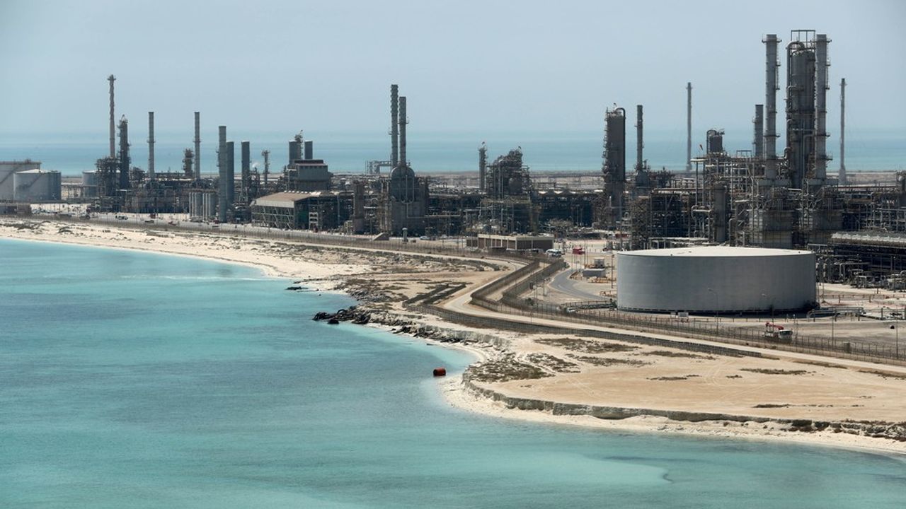 Terminal pétrolier et raffinerie de Saudi Aramco à Ras Tanura, sur le golfe Persique. L'Opep et ses alliés augmentent leur production graduellement afin de maintenir les cours mondiaux à un niveau élevé.