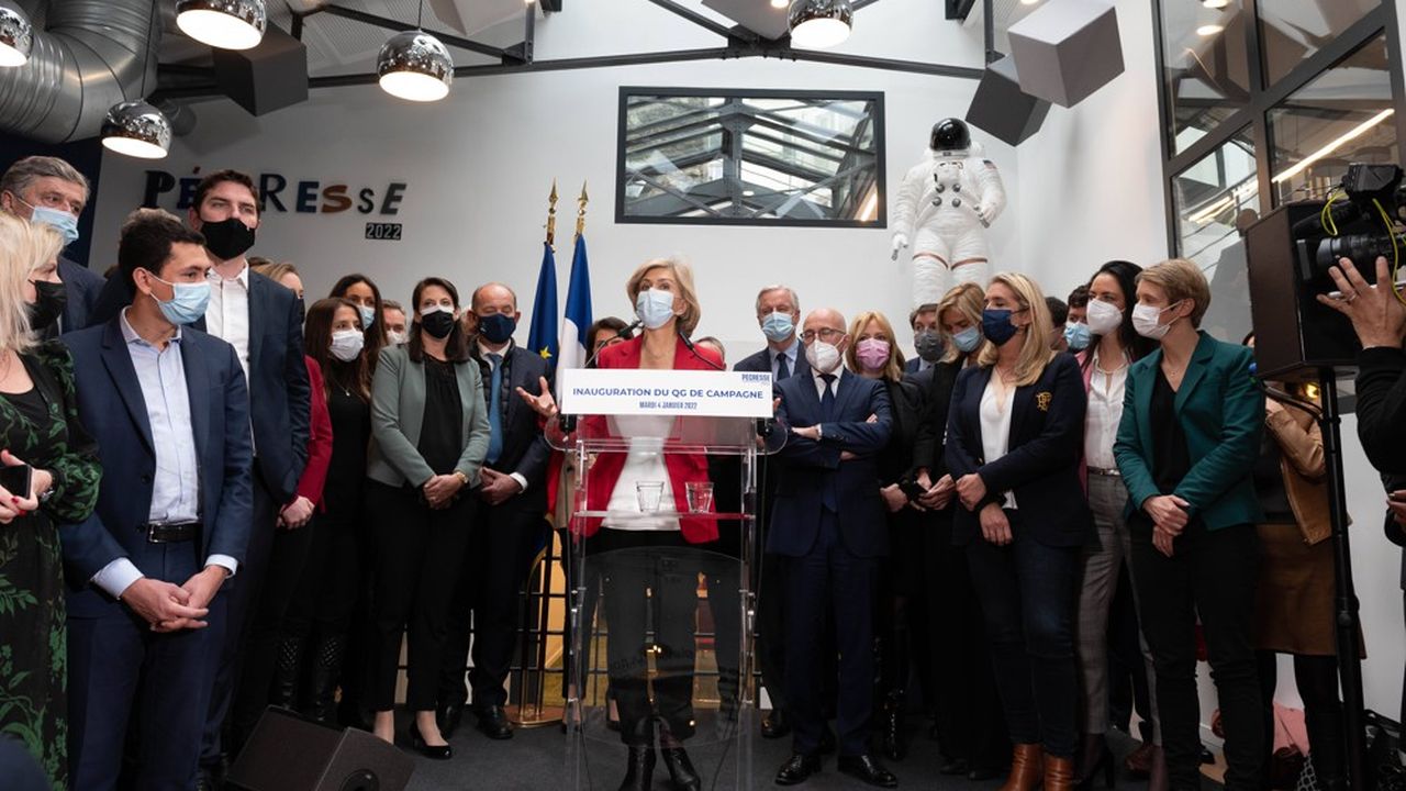 Valérie Pécresse et son équipe ce mardi, à Paris, dans son nouveau quartier général de campagne.