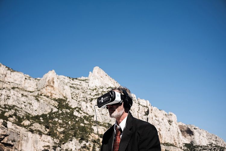 Essai d'un dispositif de réalité virtuelle durant une balade en bateau dans le parc national des Calanques à Marseille en avril 2017.