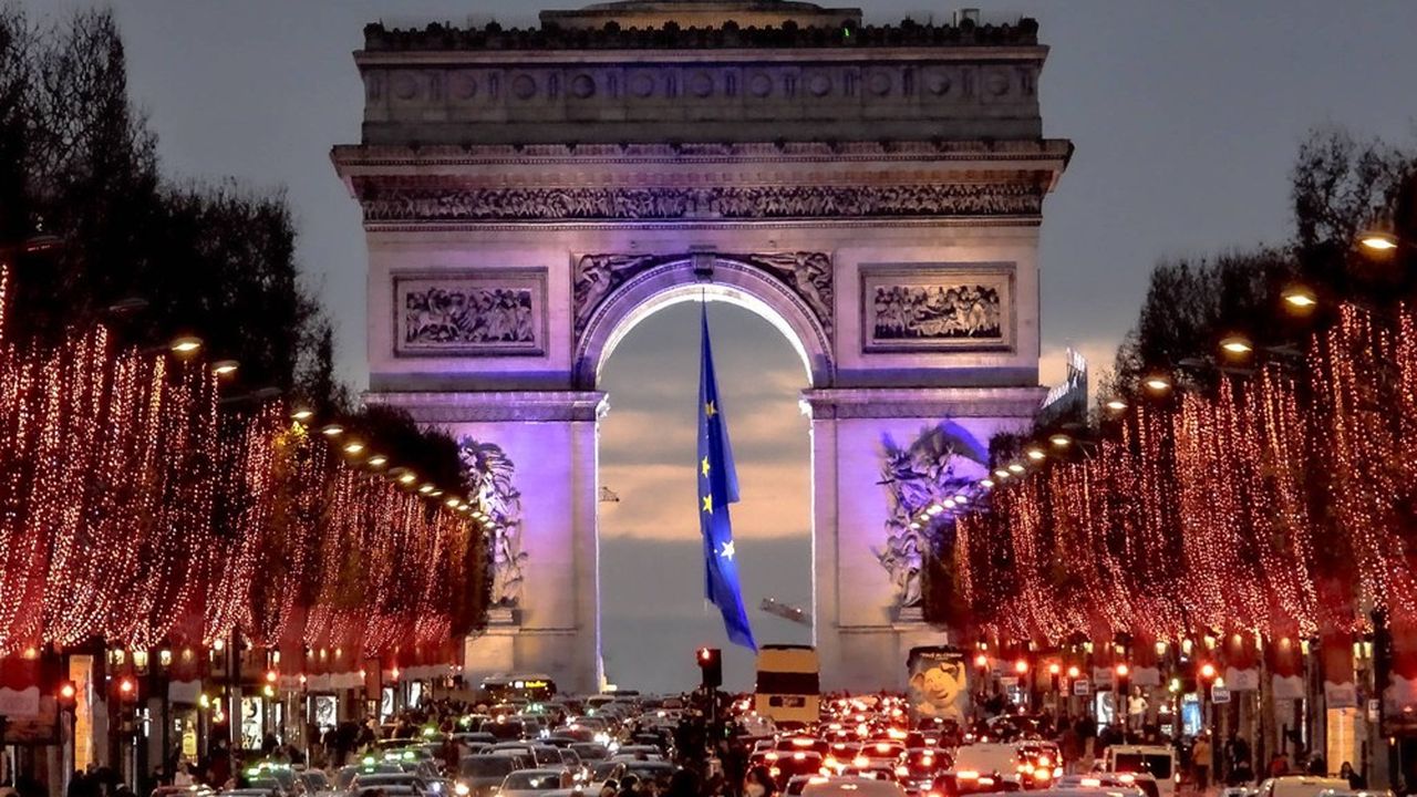 Le drapeau européen, accroché à l'Arc de Triomphe, le 1er janvier, à Paris.