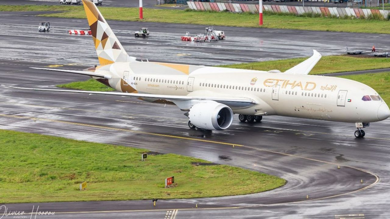 Premier atterrissage d'un B 787 d'Etihad Airways à La Réunion, le 2 janvier 2022.