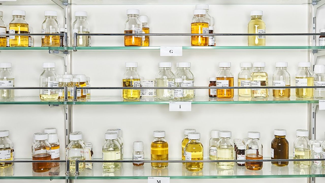 Fioles de concentrés de parfums du laboratoire de création Givaudan à Paris.