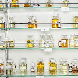 Fioles de concentrés de parfums du laboratoire de création Givaudan à Paris.