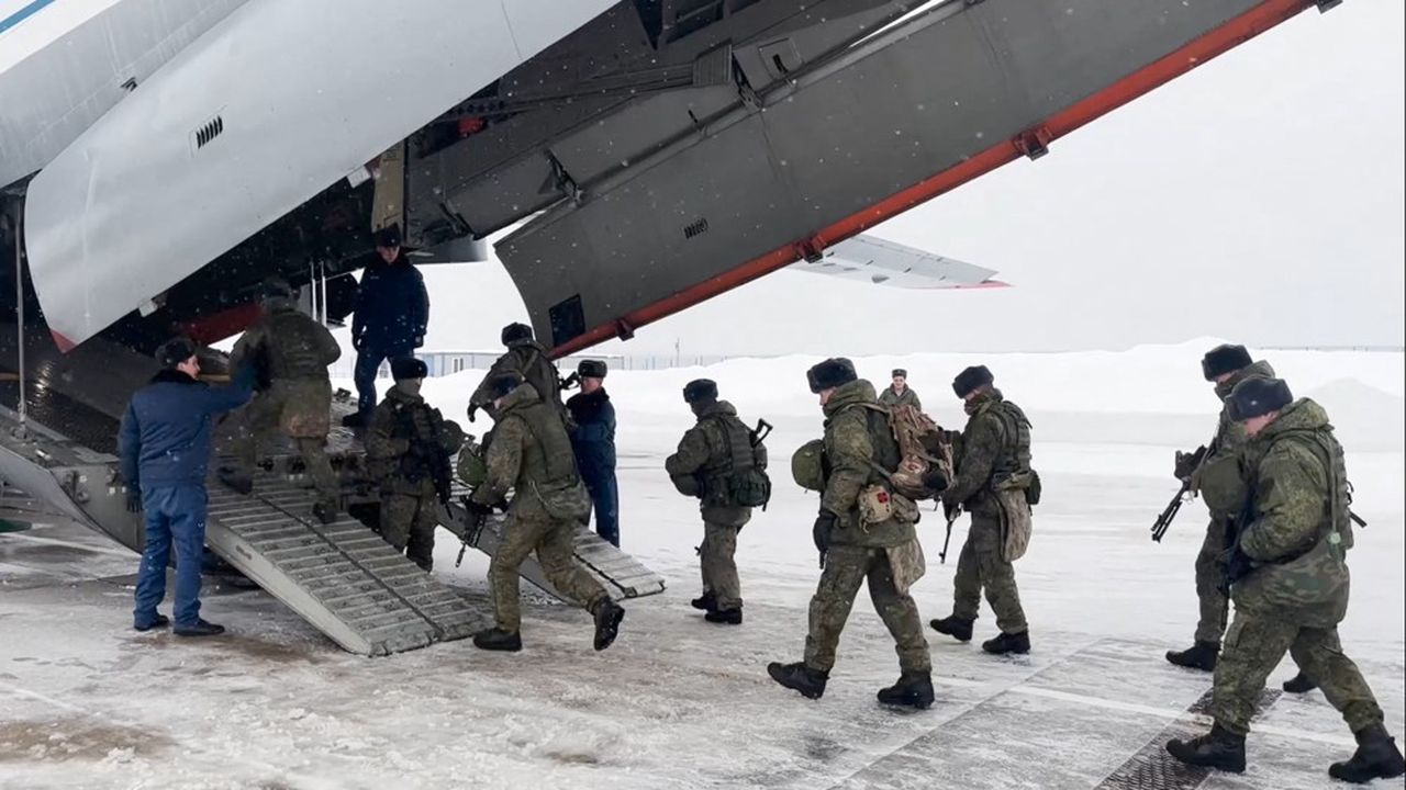 Des parachutistes russes embarquent pour le Kazakhstan à Moscou.