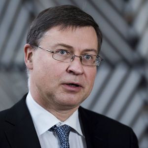 Premier ministre de Lettonie de 2009 à 2014, Valdis Dombrovskis a entamé en décembre 2019 son deuxième mandat de commissaire européen.