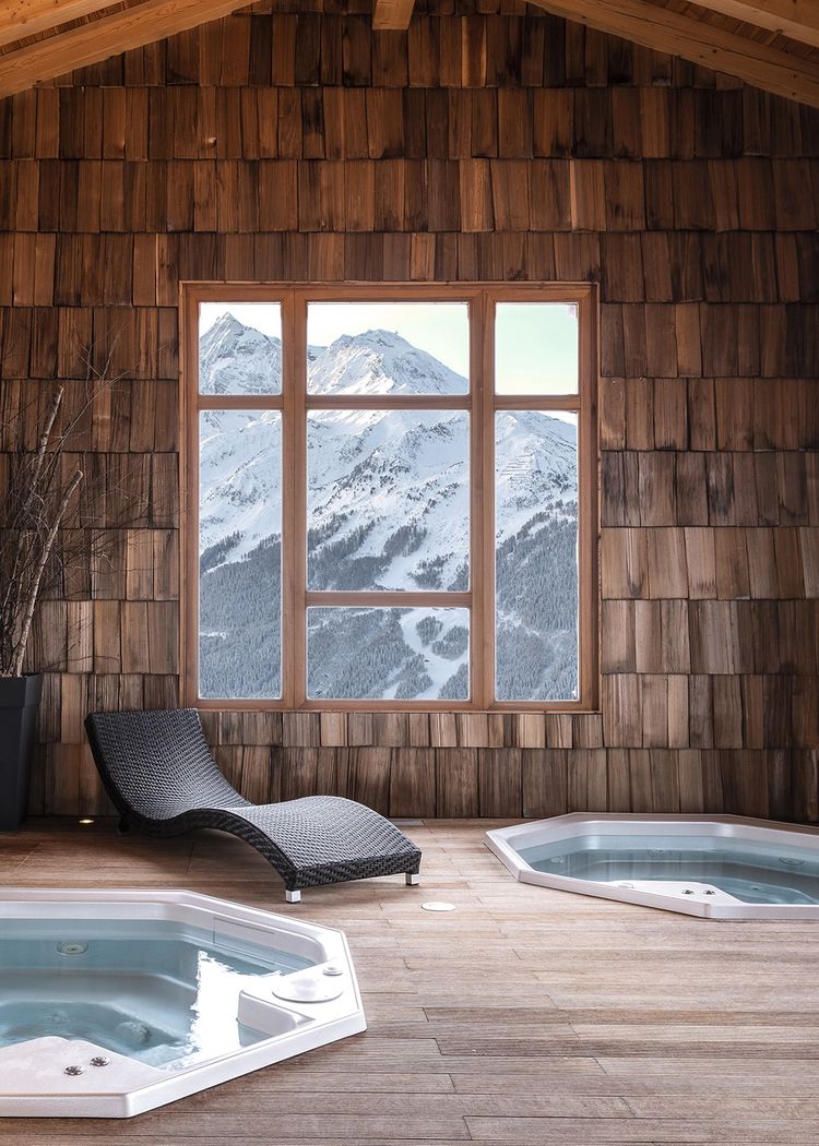 Le spa, avec sauna, hammam et piscine, offre une belle vue sur les montagnes.