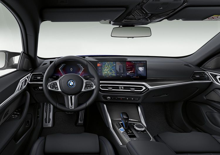 Les deux écrans du tableau de bord de la BMW i4.
