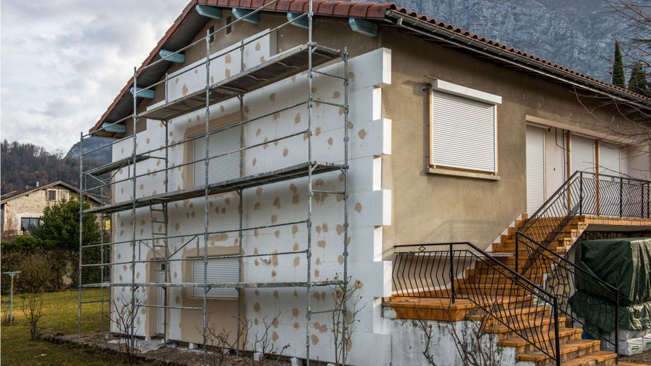 Rénovation thermique d'une maison relevant du parc de logements privés, la cible du dispositif « MaPrimeRénov ».