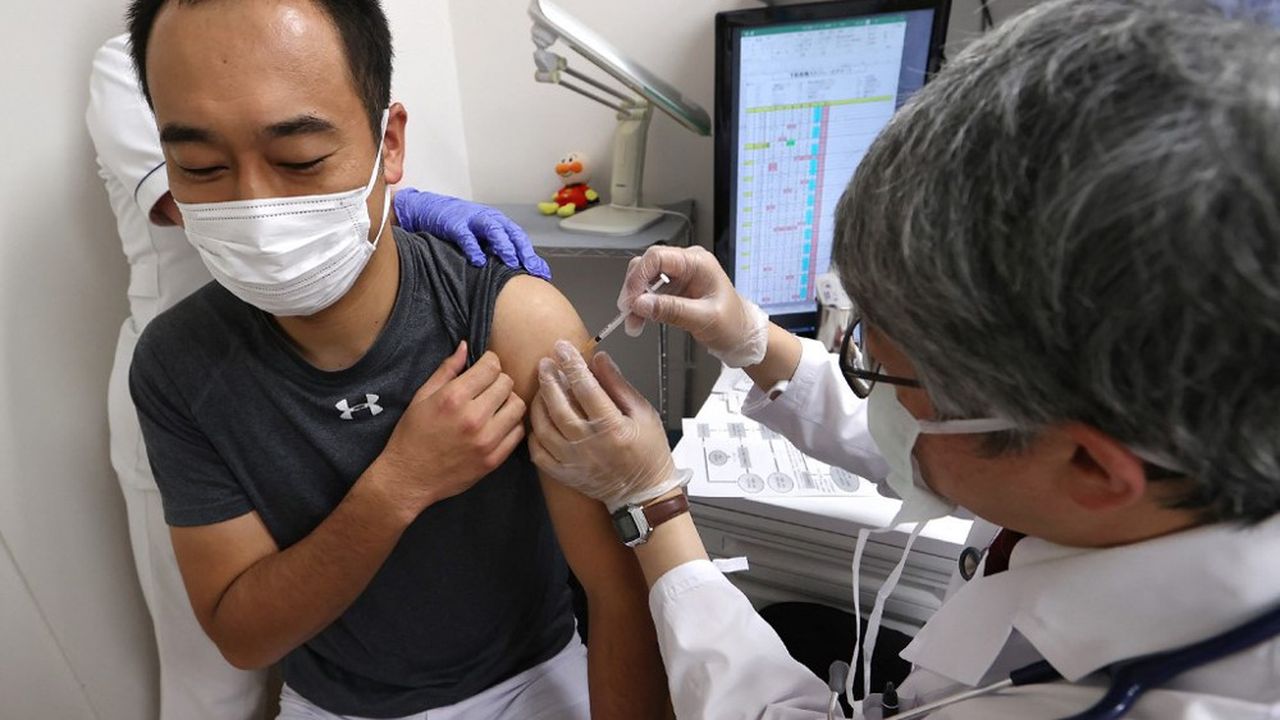 Un homme reçoit une troisième dose du vaccin Pfizer dans un centre de Nagoya. La dose de rappel démarre lentement dans le pays.