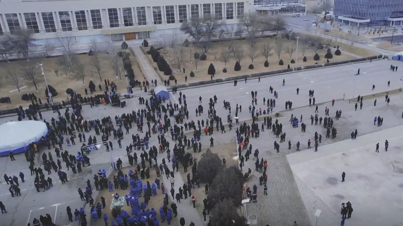 Cette illustration montre des manifestants sur une place devant un bâtiment administratif d'Aktau, la capitale.