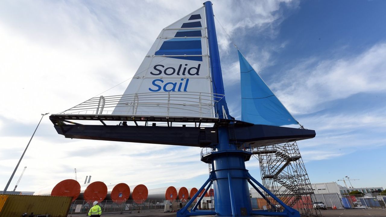 Depuis cet été, Les Chantiers de l'Atlantique testent un prototype de voile de 500 m² érigée sur un mât de 38 mètres face à la Loire.