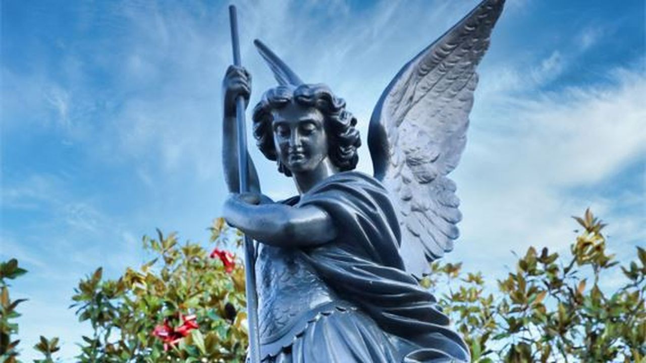 La statue de l'Archange Gabriel installée sur l'espace public des Sables d'Olonne pourrait être déboulonnée.