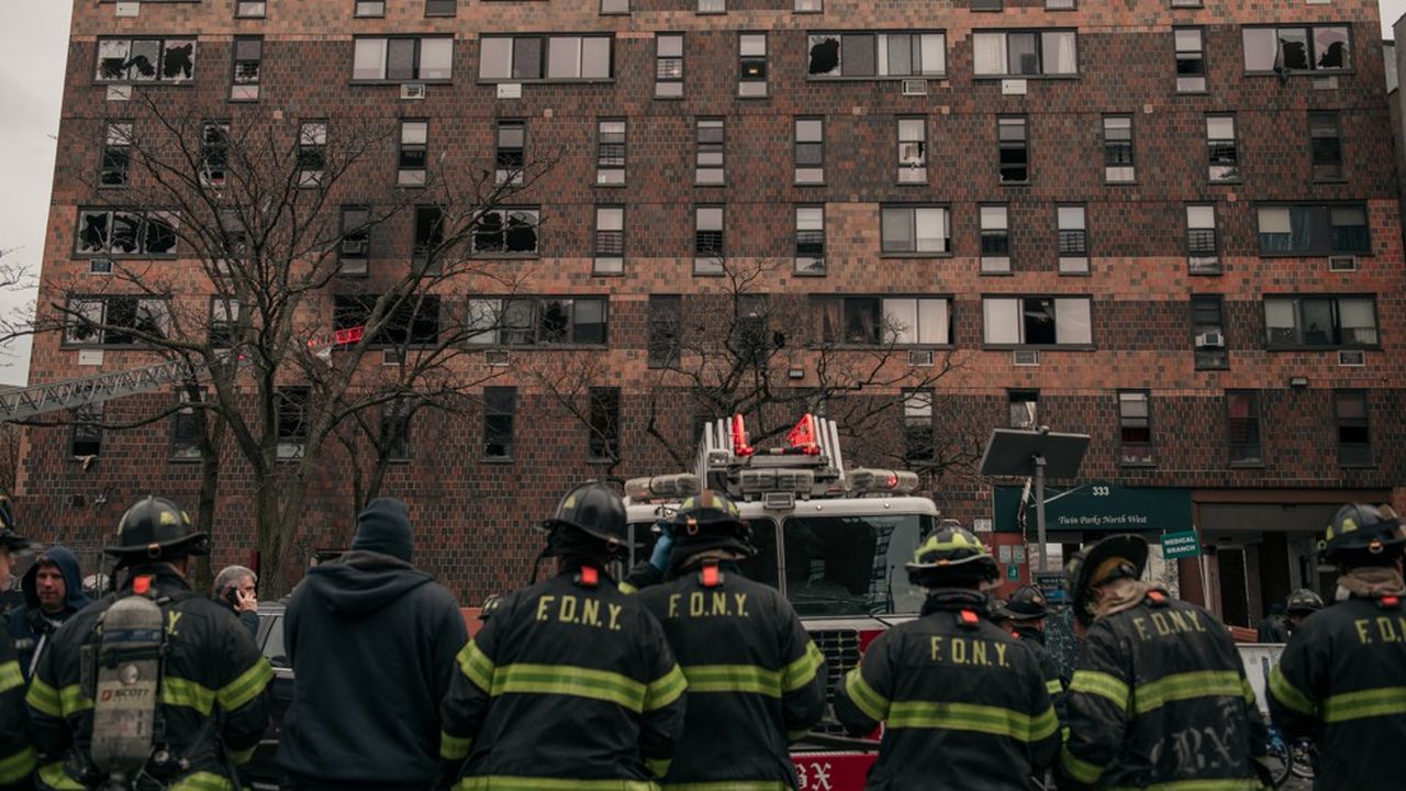 Le feu s'est déclaré dans un immeuble de 19 étages du Bronx.