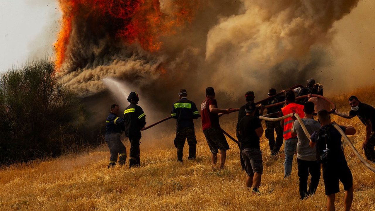 La chaleur suffocante de l'été 2021 a favorisé le déclenchement d'importants incendies de forêt en Grèce, particulièrement difficiles à maîtriser.