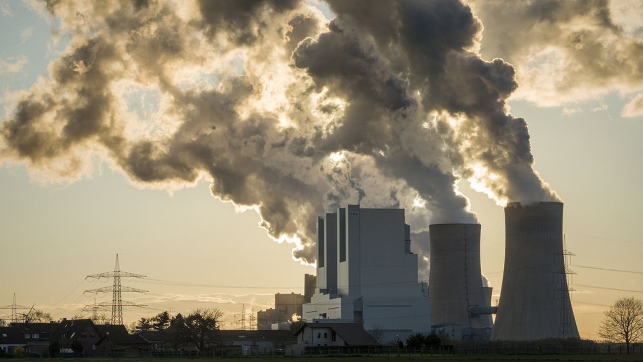 La hausse du prix du carbone, qui pourrait atteindre 100 euros pour une tonne de CO2 en Europe, devrait pousser les entreprises à investir pour réduire leur dépendance aux énergies fossiles.