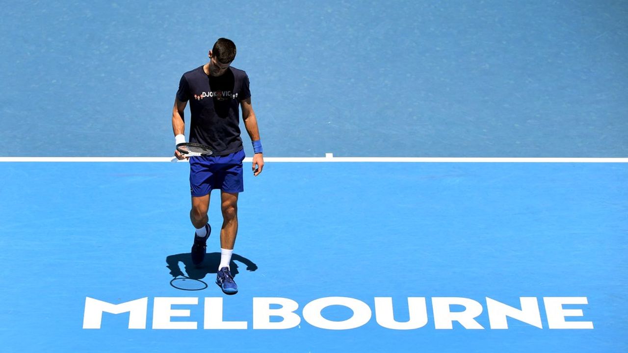 Novak Djokovic s'entraîne à l'Open d'Australie, sans savoir encore s'il pourra y participer.